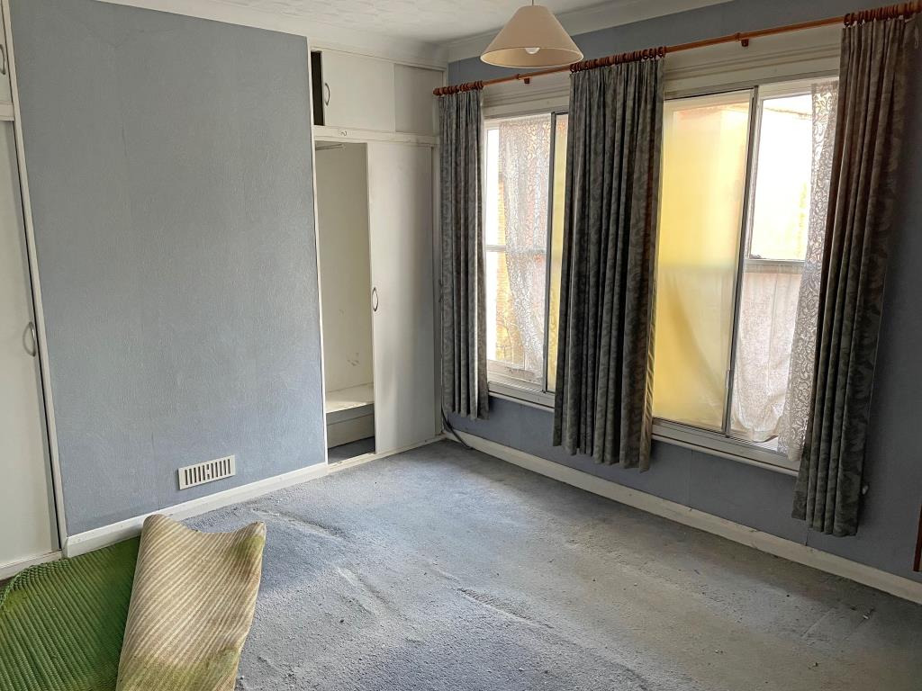 Lot: 88 - TERRACED HOUSE IN NEED OF UPDATING - View of main bedroom at the front of the house